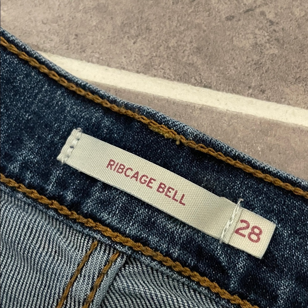 Levi’s Ribcage Bell Jeans size 28X31 - Picture 7 of 13
